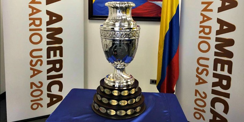Trofeo de la Copa América Centenario en Consulado de Colombia en Chicago