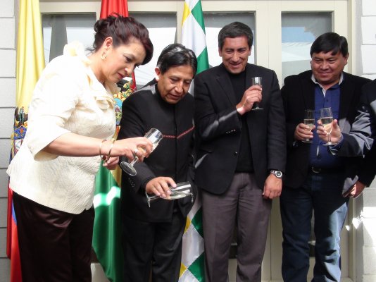 El Canciller de Bolivia realizó una “challa” en honor a Colombia, ritual andino en reciprocidad con la Pachamama.
