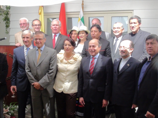 Embajadores acreditados en Bolivia durante la conmemoración de los 205 años de la independencia de Colombia.