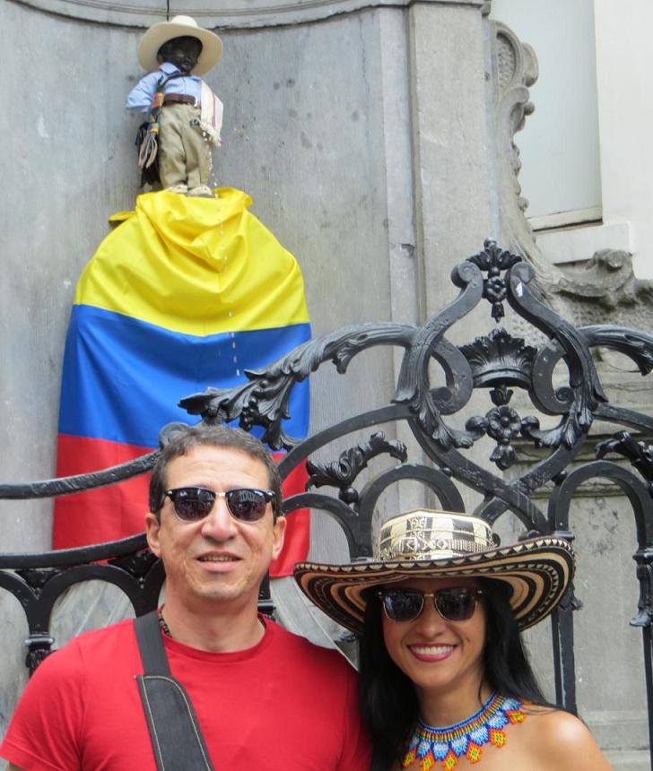 Con el Manneken pis vestido de cafetero en nuestras fiestas patrias...