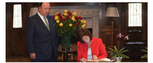 La Subsecretaria de Estado para Asuntos del Hemisferio Occidental del Departamento de Estado de los Estados Unidos, Roberta Jacobson, mientras firma el libro de condolencias en compañía del Embajador Luis Carlos Villegas. Foto: Embajada de Colombia en Washington.
