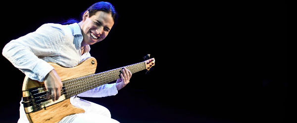 Juan García Herreros, un virtuoso bajista colombiano que conquista el mundo en seis cuerdas