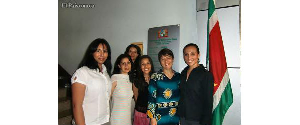 Maestras colombianas enseña español en Surinam