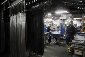 Fotografía de trabajadores de la Comercializadora Invermec en Manizales (Colombia) que fabrica al mes hasta un millón de machetes de 850 tipos que exporta a 45 países. / EFE