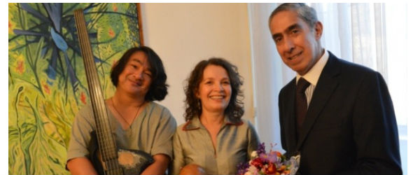 El Embajador Jaime Girón Duarte (derecha) junto a Lucía Pulido y el bajista japonés, Stomu Takeishi, luego del concierto en la Embajada de Colombia en Rusia. (Foto: Embajada de Colombia en Rusia)
